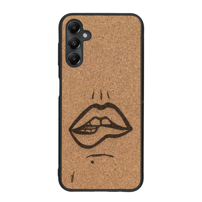 Coque de protection en bois véritable fabriquée en France pour Samsung A15 représentant de manière minimaliste une bouche de féminine se mordant le coin de la lèvre de manière sensuelle dessinée à la main par l'artiste Maud Dabs