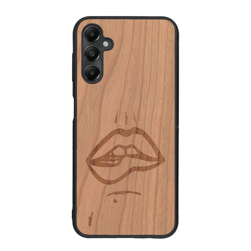 Coque de protection en bois véritable fabriquée en France pour Samsung A15 représentant de manière minimaliste une bouche de féminine se mordant le coin de la lèvre de manière sensuelle dessinée à la main par l'artiste Maud Dabs