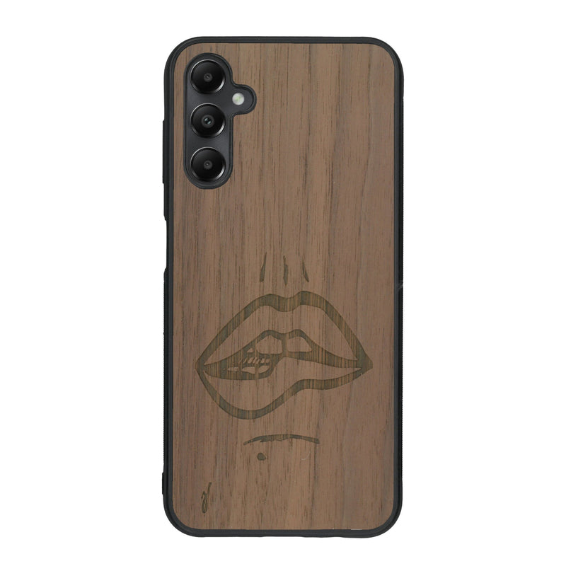 Coque de protection en bois véritable fabriquée en France pour Samsung A15 représentant de manière minimaliste une bouche de féminine se mordant le coin de la lèvre de manière sensuelle dessinée à la main par l'artiste Maud Dabs