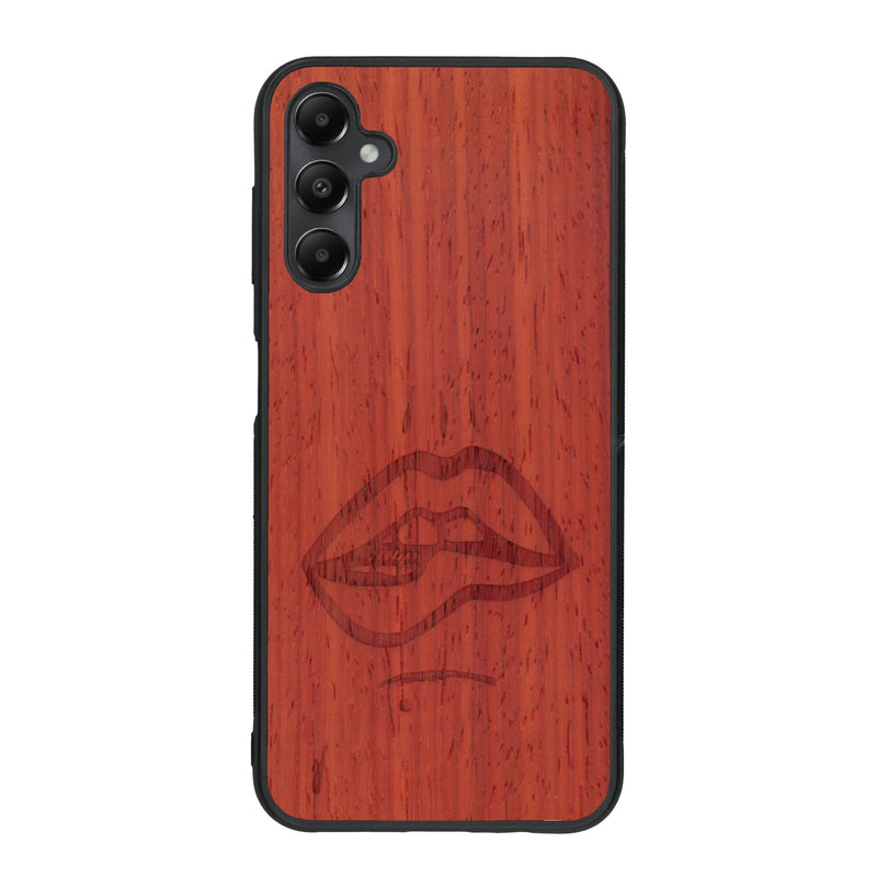 Coque de protection en bois véritable fabriquée en France pour Samsung A15 représentant de manière minimaliste une bouche de féminine se mordant le coin de la lèvre de manière sensuelle dessinée à la main par l'artiste Maud Dabs