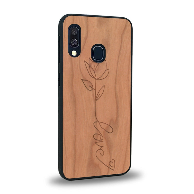 Coque de protection en bois véritable fabriquée en France pour Samsung A20 sur le thème de la fête des mères avec un motif représentant une fleur dont la tige forme le mot "love"