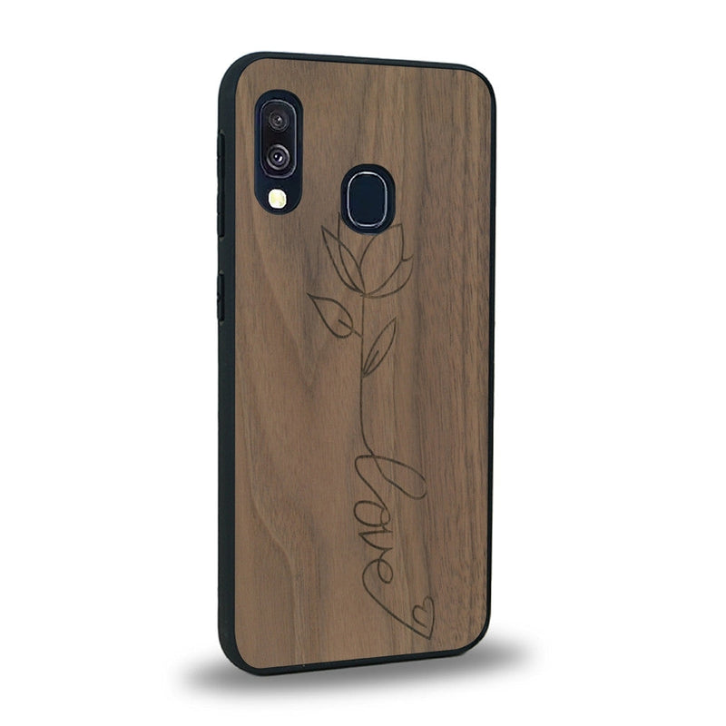 Coque de protection en bois véritable fabriquée en France pour Samsung A20 sur le thème de la fête des mères avec un motif représentant une fleur dont la tige forme le mot "love"