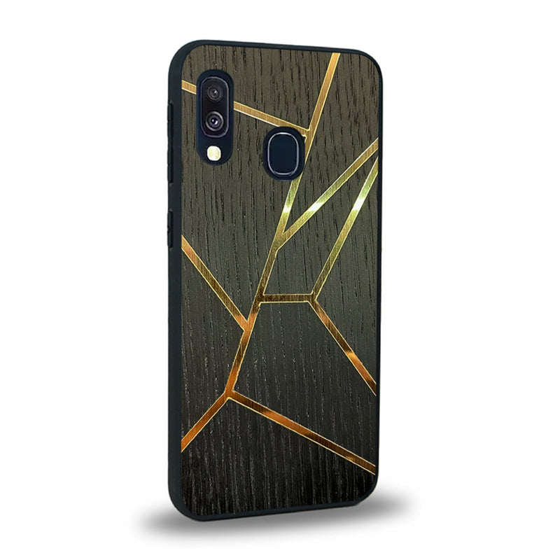 Coque de protection en bois véritable fabriquée en France pour Samsung A20 alliant plusieurs essences de bois pour représenter des fragments design