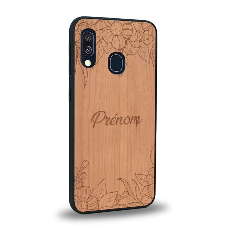 Coque de protection en bois véritable fabriquée en France pour Samsung A20 sur le thème de la fête des mères avec un motif représentant des fleurs et des feuilles