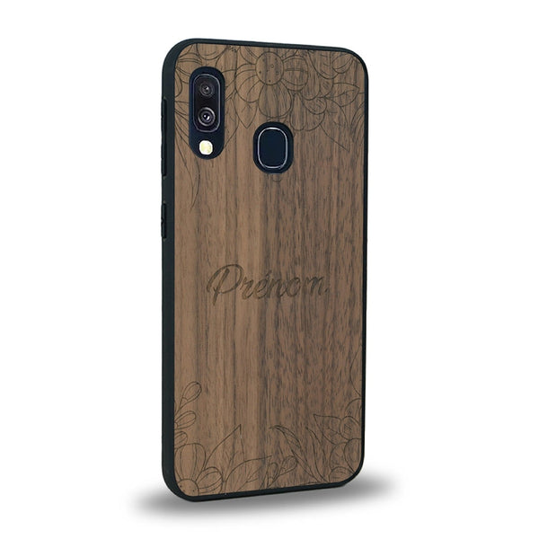 Coque de protection en bois véritable fabriquée en France pour Samsung A20 sur le thème de la fête des mères avec un motif représentant des fleurs et des feuilles