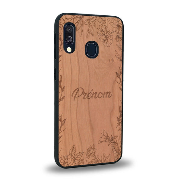 Coque de protection en bois véritable fabriquée en France pour Samsung A20 sur le thème de la fête des mères avec un motif représentant des fleurs et des feuilles