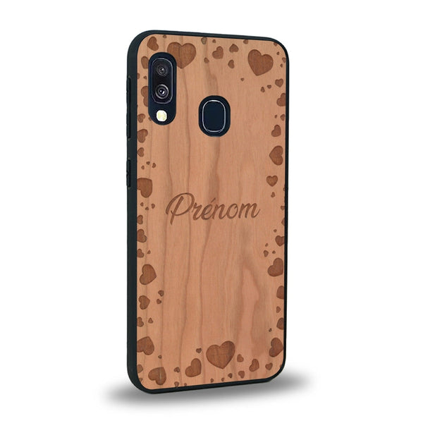 Coque de protection en bois véritable fabriquée en France pour Samsung A20 sur le thème de la fête des mères avec un motif représentant des coeurs et des feuilles