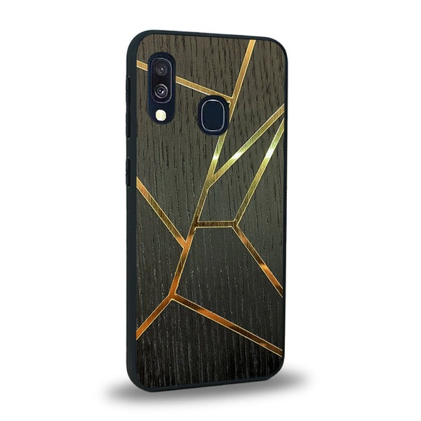 Coque de protection en bois véritable fabriquée en France pour Samsung A20E alliant plusieurs essences de bois pour représenter des fragments design