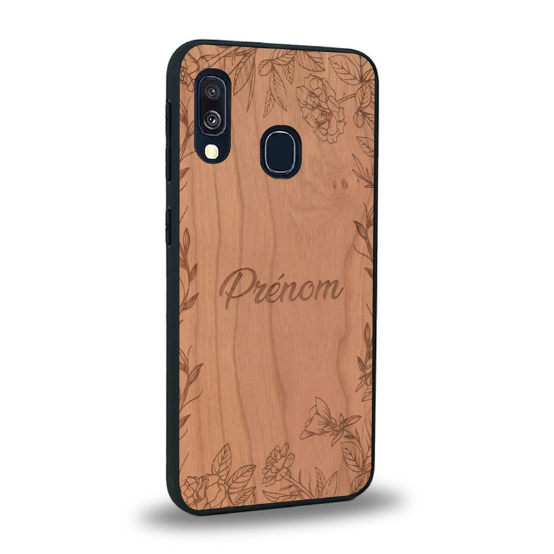 Coque de protection en bois véritable fabriquée en France pour Samsung A20E sur le thème de la fête des mères avec un motif représentant des fleurs et des feuilles