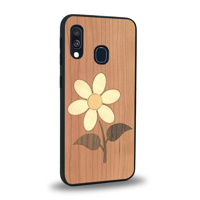 Coque de protection en bois véritable fabriquée en France pour Samsung A20E alliant plusieurs essences de bois pour représenter une marguerite