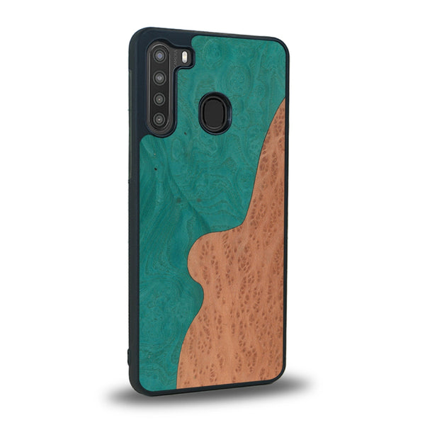 Coque de protection en bois véritable fabriquée en France pour Samsung A21 alliant plusieurs essences de bois pour représenter une plage paradisiaque