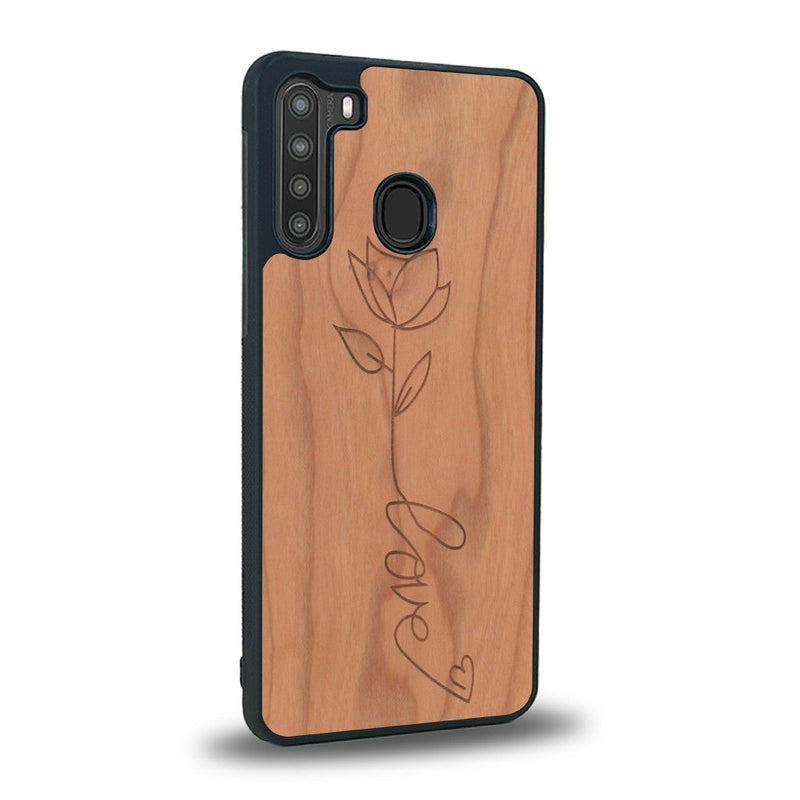 Coque de protection en bois véritable fabriquée en France pour Samsung A21 sur le thème de la fête des mères avec un motif représentant une fleur dont la tige forme le mot "love"