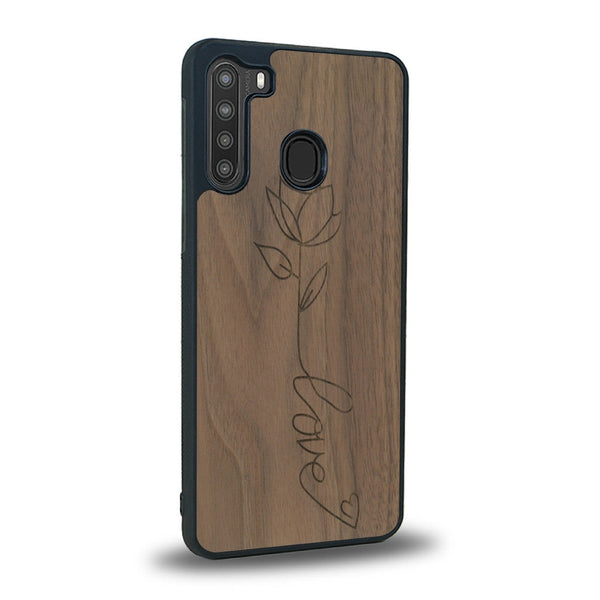 Coque de protection en bois véritable fabriquée en France pour Samsung A21 sur le thème de la fête des mères avec un motif représentant une fleur dont la tige forme le mot "love"