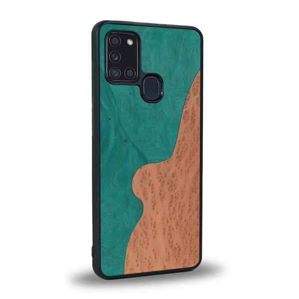 Coque de protection en bois véritable fabriquée en France pour Samsung A21S alliant plusieurs essences de bois pour représenter une plage paradisiaque