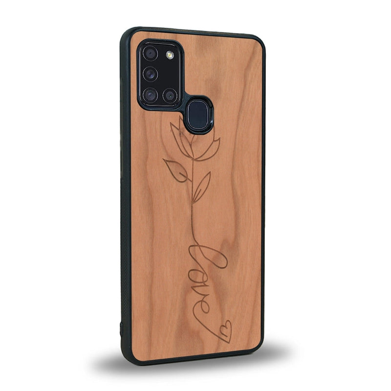 Coque de protection en bois véritable fabriquée en France pour Samsung A21S sur le thème de la fête des mères avec un motif représentant une fleur dont la tige forme le mot "love"