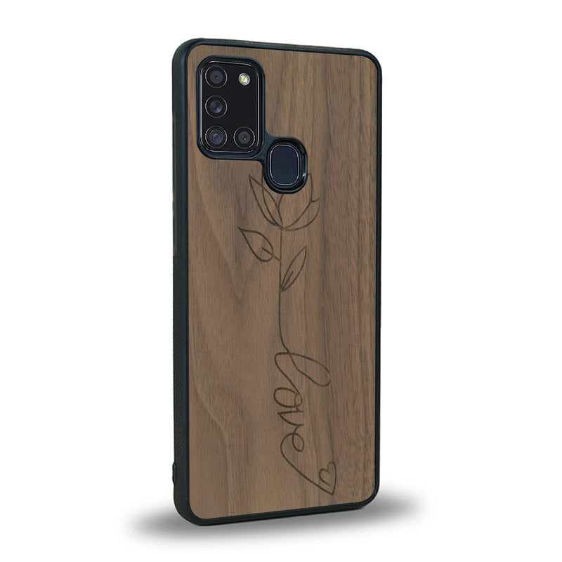 Coque de protection en bois véritable fabriquée en France pour Samsung A21S sur le thème de la fête des mères avec un motif représentant une fleur dont la tige forme le mot "love"