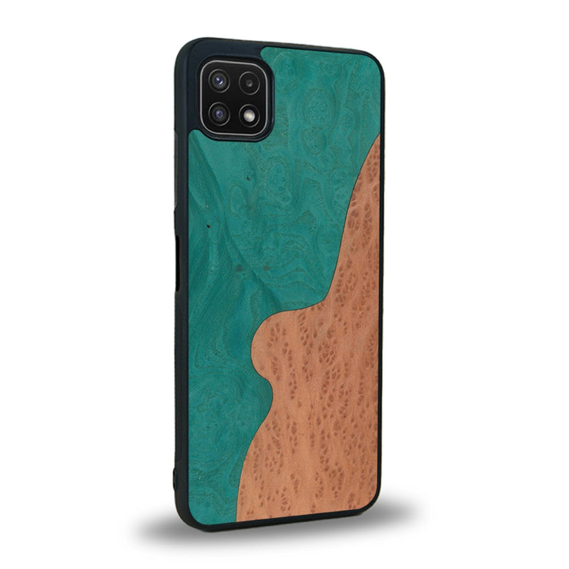 Coque de protection en bois véritable fabriquée en France pour Samsung A22 5G alliant plusieurs essences de bois pour représenter une plage paradisiaque