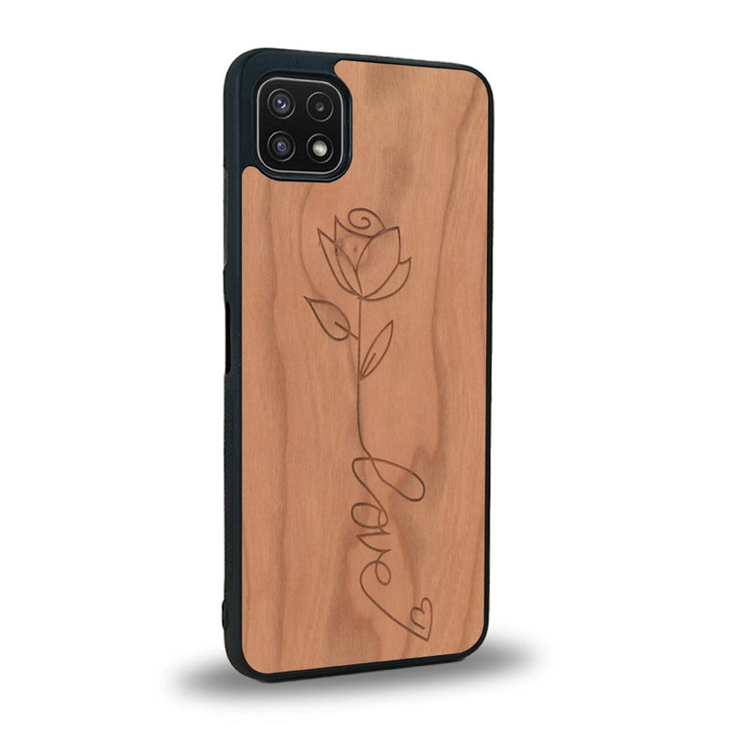 Coque de protection en bois véritable fabriquée en France pour Samsung A22 5G sur le thème de la fête des mères avec un motif représentant une fleur dont la tige forme le mot "love"