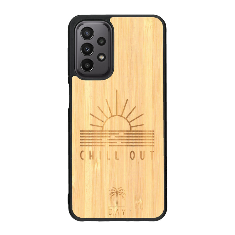 Coque de protection en bois véritable fabriquée en France pour Samsung A23 sur le thème chill avec un motif représentant un couché de soleil sur l'océan et la phrase "Chill out"