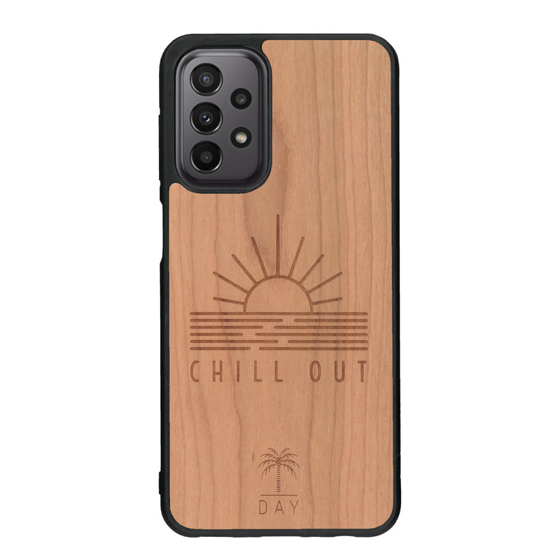 Coque de protection en bois véritable fabriquée en France pour Samsung A23 sur le thème chill avec un motif représentant un couché de soleil sur l'océan et la phrase "Chill out"