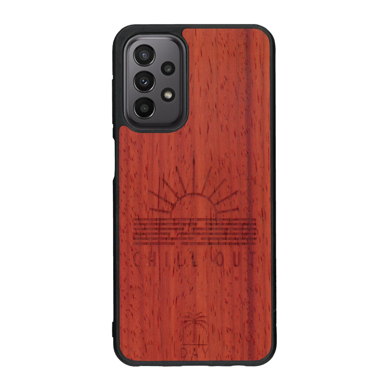 Coque de protection en bois véritable fabriquée en France pour Samsung A23 sur le thème chill avec un motif représentant un couché de soleil sur l'océan et la phrase "Chill out"