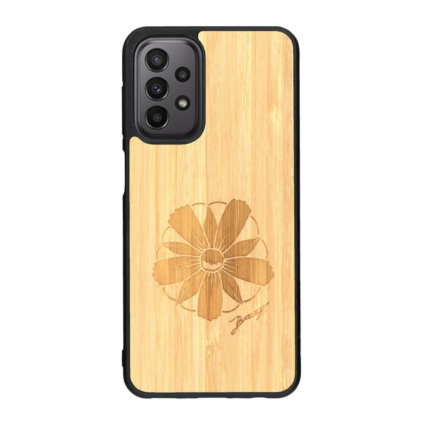 Coque de protection en bois véritable fabriquée en France pour Samsung A23 sur le thème des fleurs et de la montagne avec un motif de gravure représentant les pétales d'une fleur des montagnes