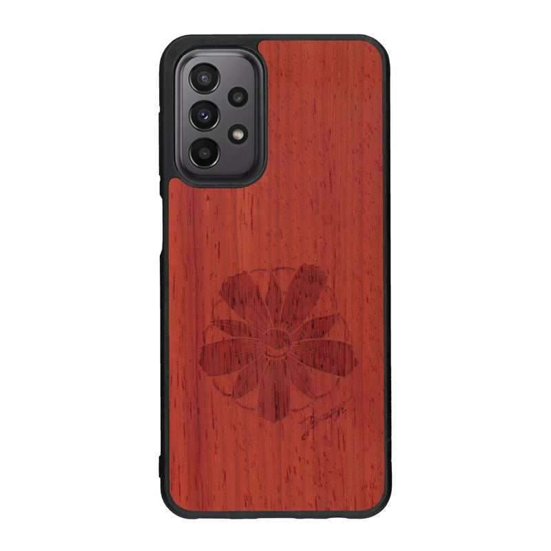 Coque de protection en bois véritable fabriquée en France pour Samsung A23 sur le thème des fleurs et de la montagne avec un motif de gravure représentant les pétales d'une fleur des montagnes