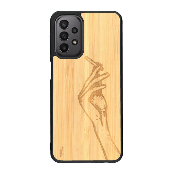 Coque de protection en bois véritable fabriquée en France pour Samsung A23 représentant une main de femme tenant une cigarette de type line art en collaboration avec l'artiste Maud Dabs