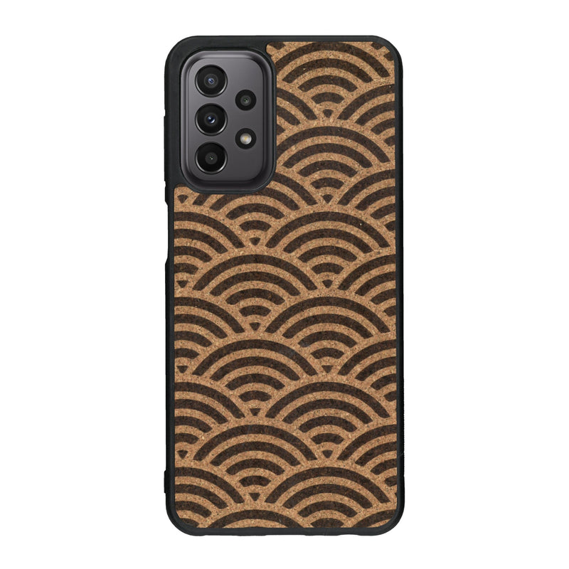 Coque de protection en bois véritable fabriquée en France pour Samsung A23 baptisée "La Sinjak" avec un motif de gravure abstrait représentant la répétition d'un symbole wifi