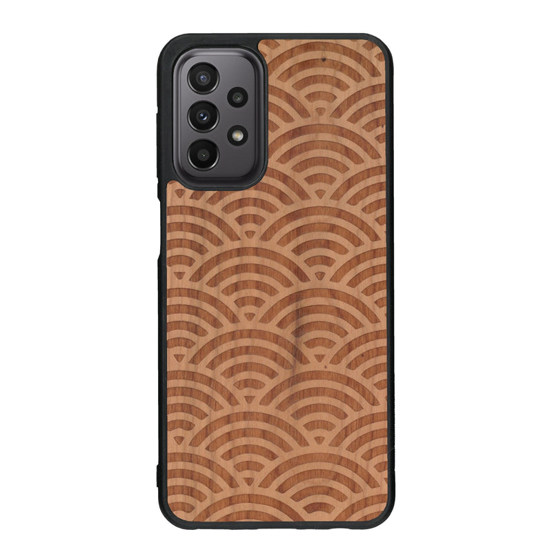 Coque de protection en bois véritable fabriquée en France pour Samsung A23 baptisée "La Sinjak" avec un motif de gravure abstrait représentant la répétition d'un symbole wifi