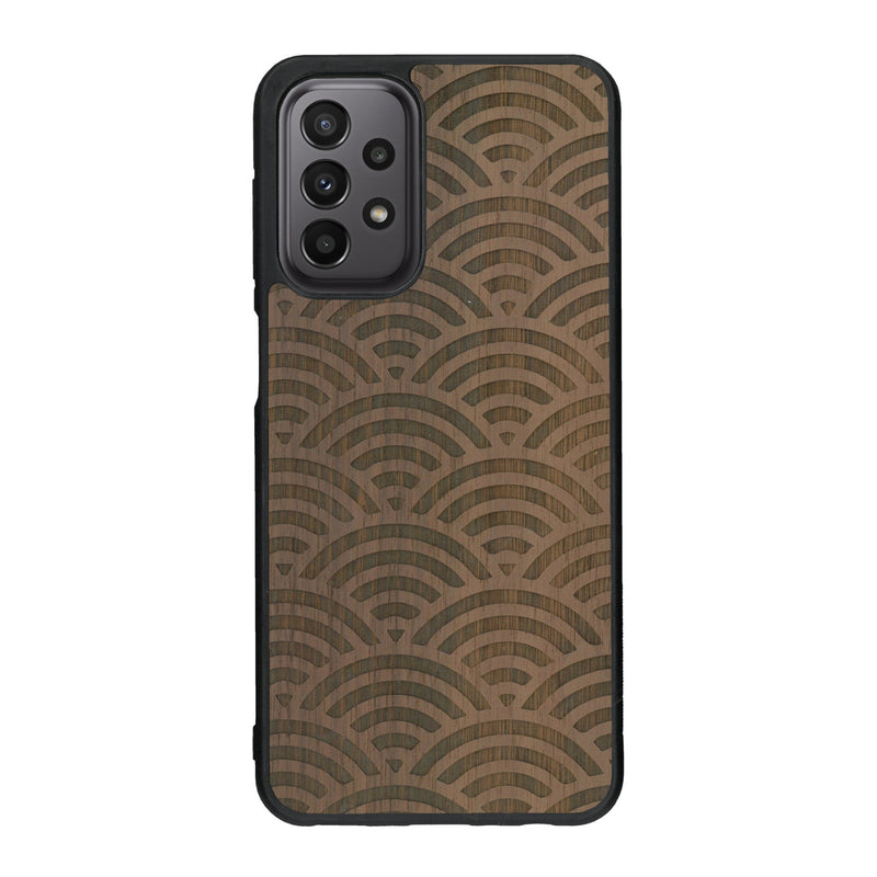 Coque de protection en bois véritable fabriquée en France pour Samsung A23 baptisée "La Sinjak" avec un motif de gravure abstrait représentant la répétition d'un symbole wifi