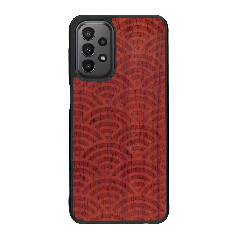 Coque de protection en bois véritable fabriquée en France pour Samsung A23 baptisée "La Sinjak" avec un motif de gravure abstrait représentant la répétition d'un symbole wifi