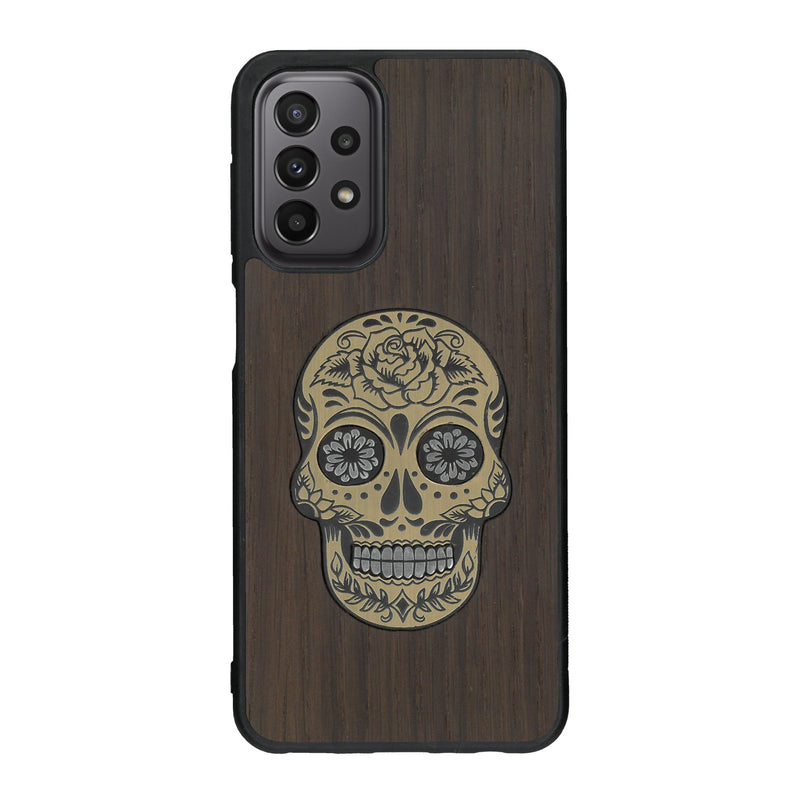 Coque de protection en bois véritable fabriquée en France pour Samsung A23 alliant du chêne fumé avec du métal argenté et doré représentant une tête de mort mexicaine sur le thème Dia de los Muertos