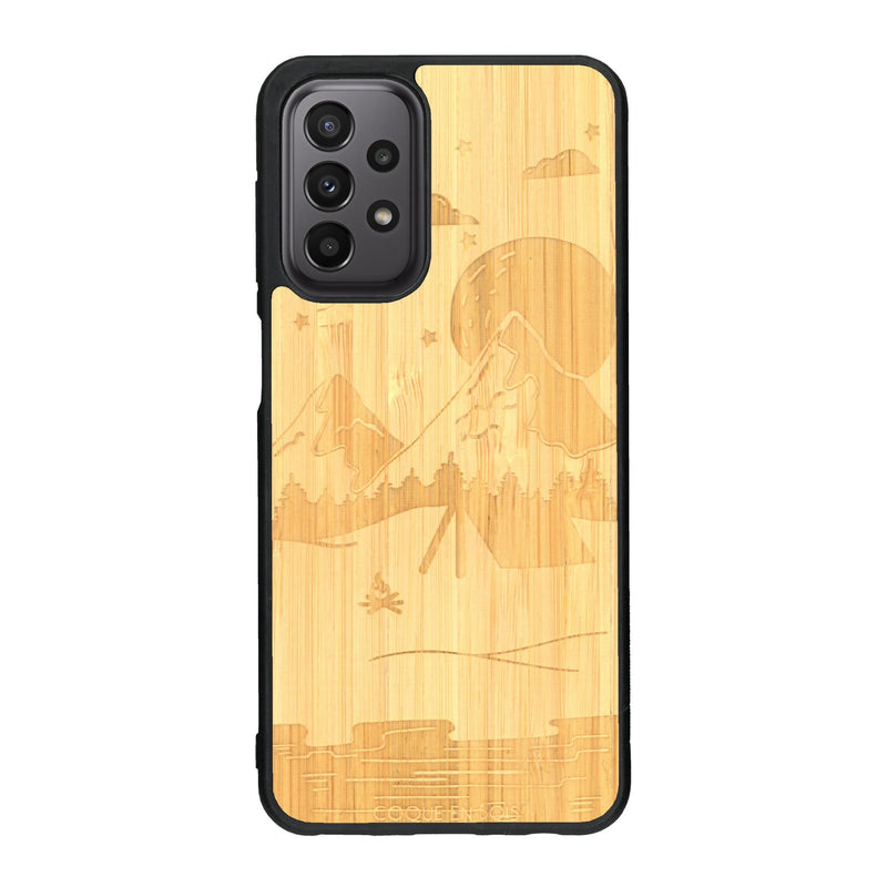 Coque de protection en bois véritable fabriquée en France pour Samsung A23 sur le thème du camping en pleine nature représentant une tente avec un feu de camp entouré de montagnes