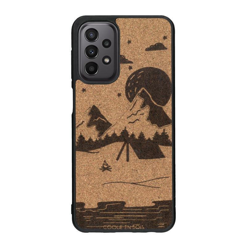 Coque de protection en bois véritable fabriquée en France pour Samsung A23 sur le thème du camping en pleine nature représentant une tente avec un feu de camp entouré de montagnes