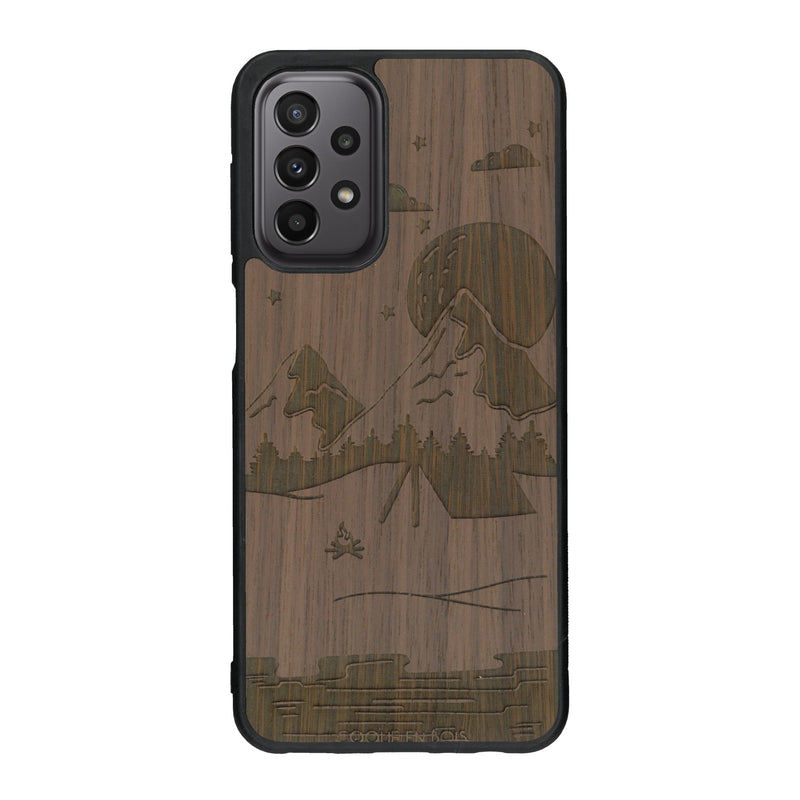 Coque de protection en bois véritable fabriquée en France pour Samsung A23 sur le thème du camping en pleine nature représentant une tente avec un feu de camp entouré de montagnes