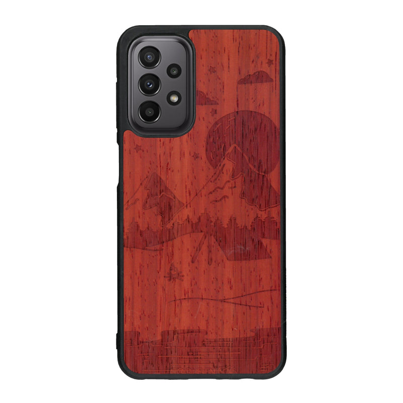 Coque de protection en bois véritable fabriquée en France pour Samsung A23 sur le thème du camping en pleine nature représentant une tente avec un feu de camp entouré de montagnes