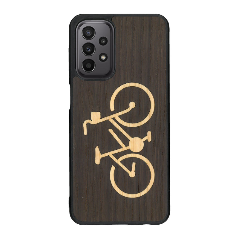 Coque de protection en bois véritable fabriquée en France pour Samsung A23 sur le theme du vélo et de l'outdoor qui allie du bambou et du chêne fumé représentant un vélo