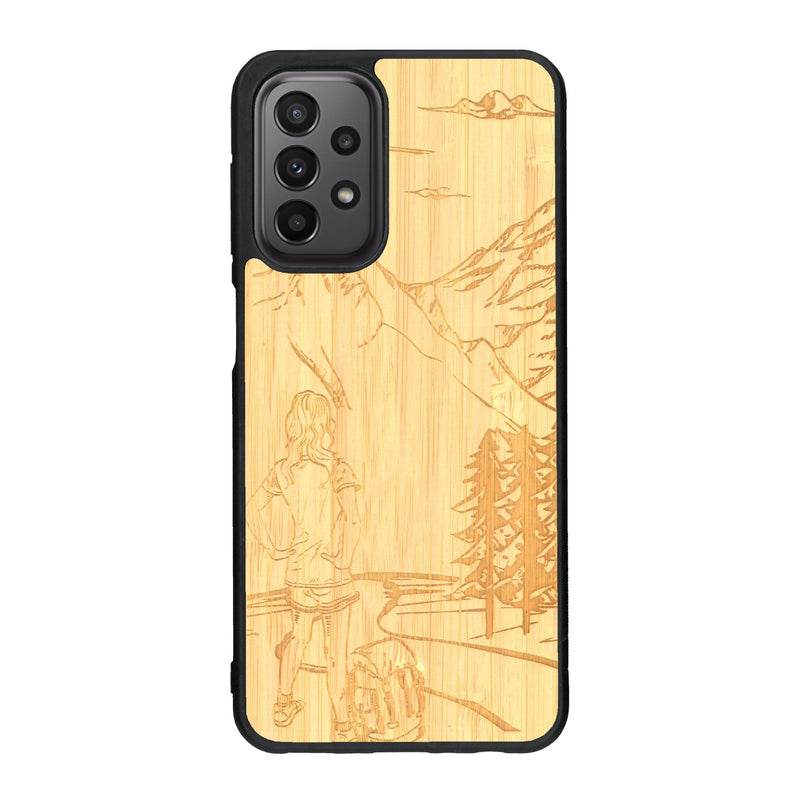 Coque de protection en bois véritable fabriquée en France pour Samsung A23 sur le thème de la randonnée en montagne et de l'aventure avec une gravure représentant une femme de dos face à un paysage de nature