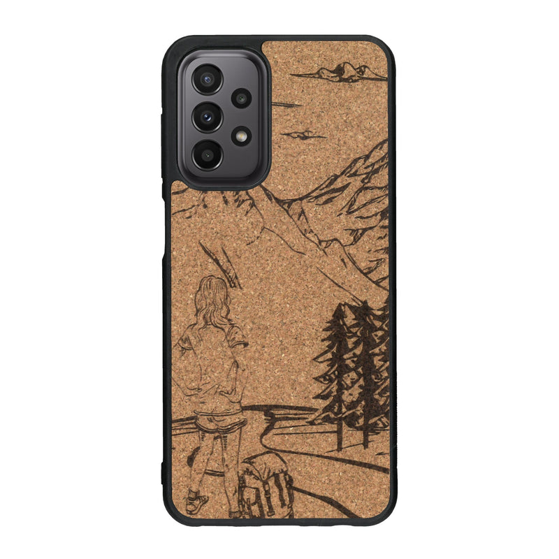 Coque de protection en bois véritable fabriquée en France pour Samsung A23 sur le thème de la randonnée en montagne et de l'aventure avec une gravure représentant une femme de dos face à un paysage de nature