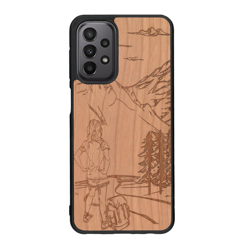 Coque de protection en bois véritable fabriquée en France pour Samsung A23 sur le thème de la randonnée en montagne et de l'aventure avec une gravure représentant une femme de dos face à un paysage de nature