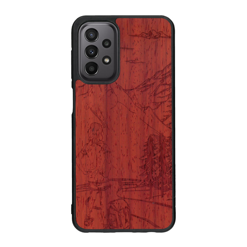 Coque de protection en bois véritable fabriquée en France pour Samsung A23 sur le thème de la randonnée en montagne et de l'aventure avec une gravure représentant une femme de dos face à un paysage de nature