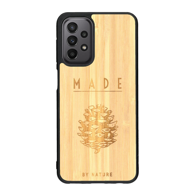 Coque de protection en bois véritable fabriquée en France pour Samsung A23 sur le thème de la nature et des arbres avec une gravure représentant une pomme de pin et la phrase "made by nature"