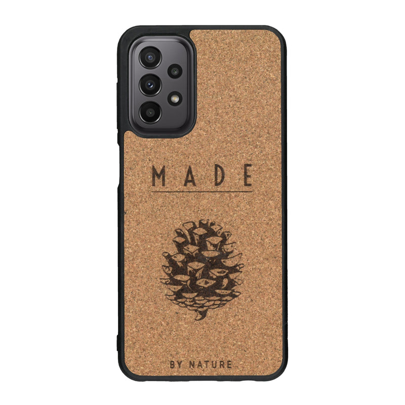 Coque de protection en bois véritable fabriquée en France pour Samsung A23 sur le thème de la nature et des arbres avec une gravure représentant une pomme de pin et la phrase "made by nature"