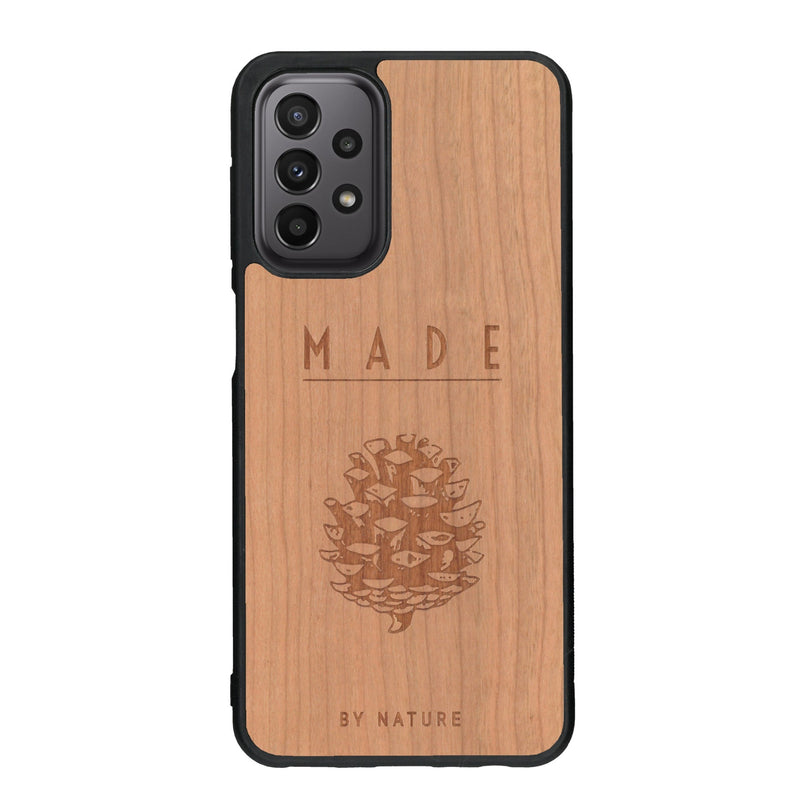 Coque de protection en bois véritable fabriquée en France pour Samsung A23 sur le thème de la nature et des arbres avec une gravure représentant une pomme de pin et la phrase "made by nature"