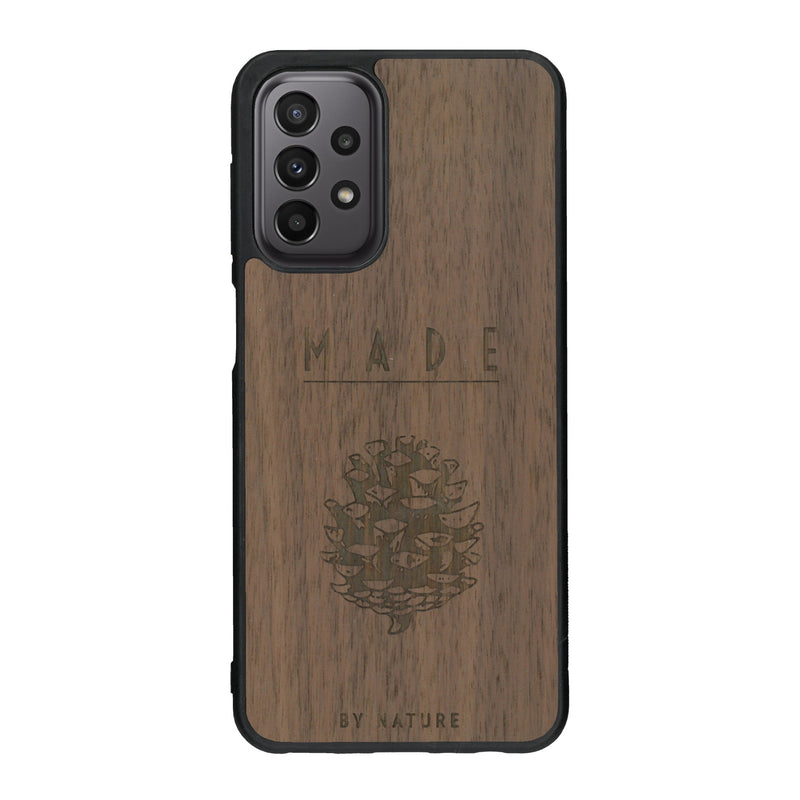 Coque de protection en bois véritable fabriquée en France pour Samsung A23 sur le thème de la nature et des arbres avec une gravure représentant une pomme de pin et la phrase "made by nature"