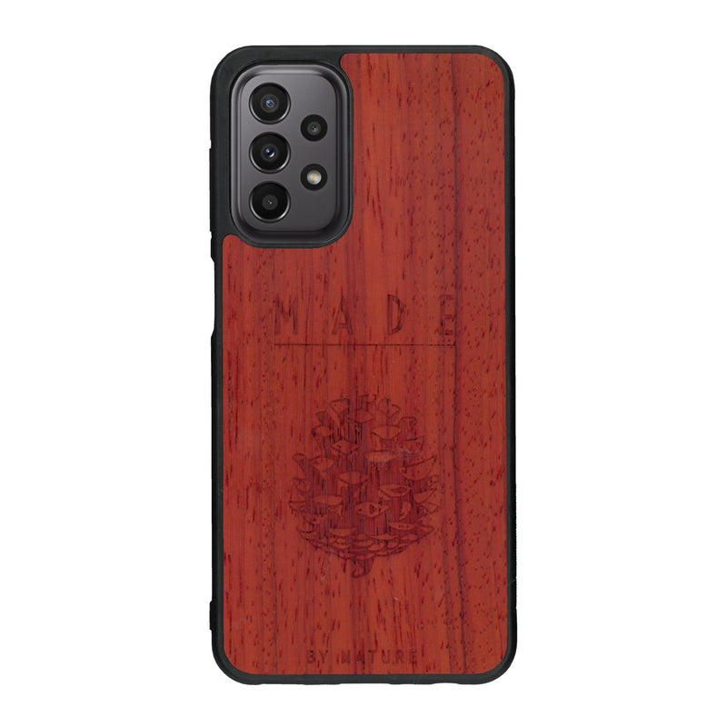 Coque de protection en bois véritable fabriquée en France pour Samsung A23 sur le thème de la nature et des arbres avec une gravure représentant une pomme de pin et la phrase "made by nature"