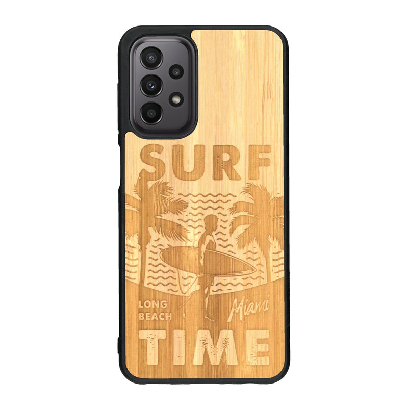 Coque de protection en bois véritable fabriquée en France pour Samsung A23 sur le thème chill avec un motif représentant une silouhette tenant une planche de surf sur une plage entouré de palmiers et les mots "Surf Time Long Beach Miami"