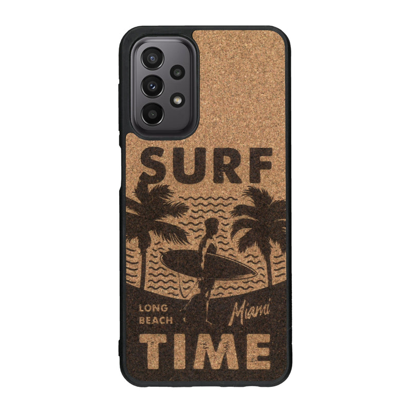 Coque de protection en bois véritable fabriquée en France pour Samsung A23 sur le thème chill avec un motif représentant une silouhette tenant une planche de surf sur une plage entouré de palmiers et les mots "Surf Time Long Beach Miami"