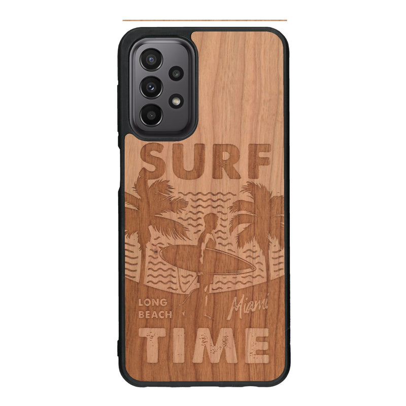 Coque de protection en bois véritable fabriquée en France pour Samsung A23 sur le thème chill avec un motif représentant une silouhette tenant une planche de surf sur une plage entouré de palmiers et les mots "Surf Time Long Beach Miami"